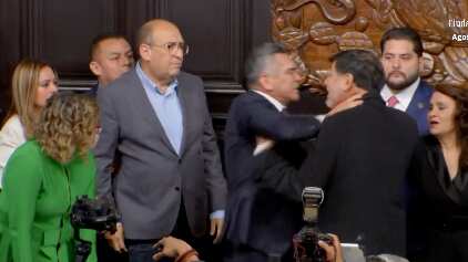 Fernández Noroña y Alejandro Moreno se enfrentaron a golpes durante la sesión del Senado de México. El altercado fue grabado y se viralizó en redes sociales.