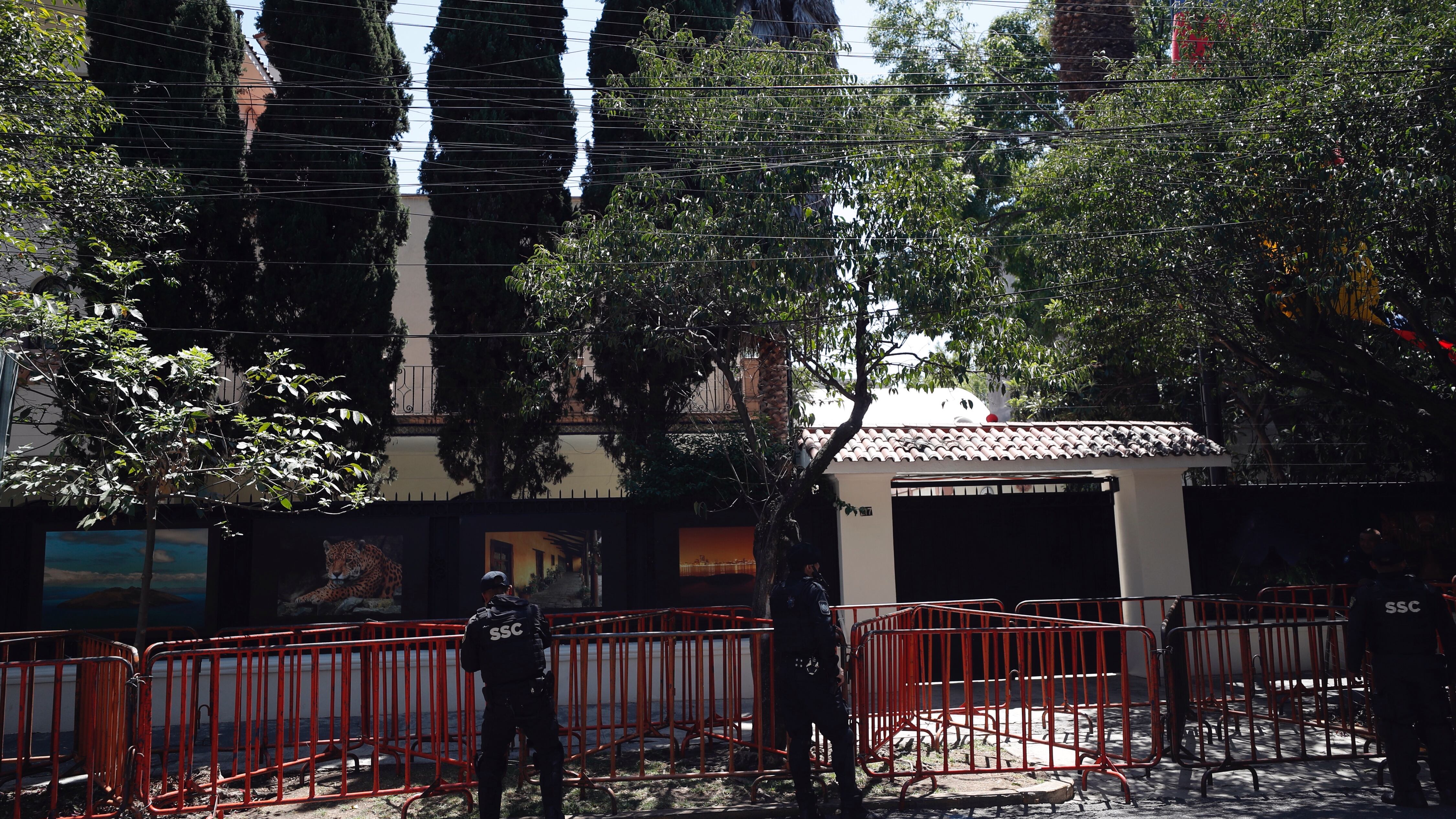 Policías de la Secretaria de Seguridad Pública resguardan con vallas metálicas las instalaciones de la embajada de Ecuador, este sábado, en la Ciudad de México (México).