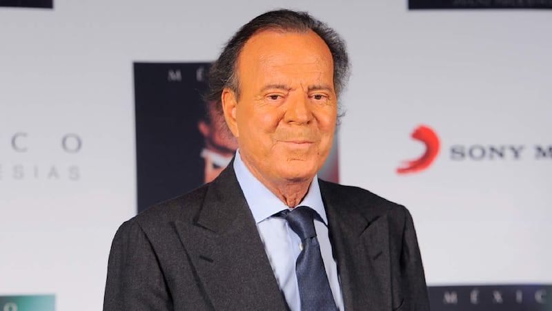 Es un cantante, compositor, músico, productor, exfutbolista, abogado y empresario español. Es el artista latino más vendido de todos los tiempos (alrededor de 300 millones de discos). Foto: GTRES.