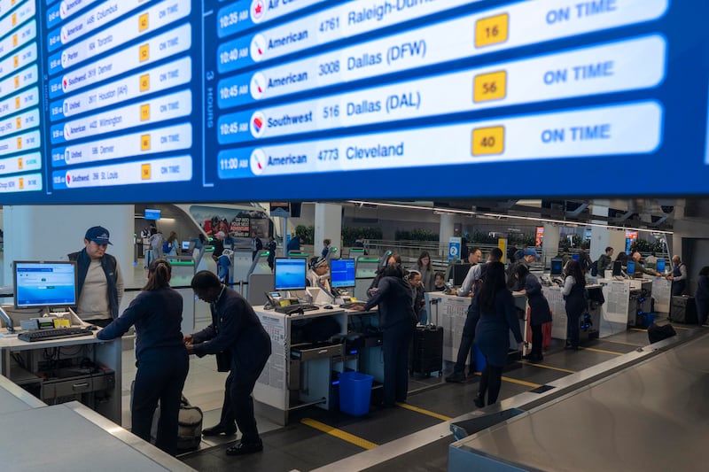 Imagen de archivo del estado de los vuelos en una pantalla del aeropuerto de La Guardia en Nueva York (EE.UU.).  Foto EFE/ Ángel Colmenares