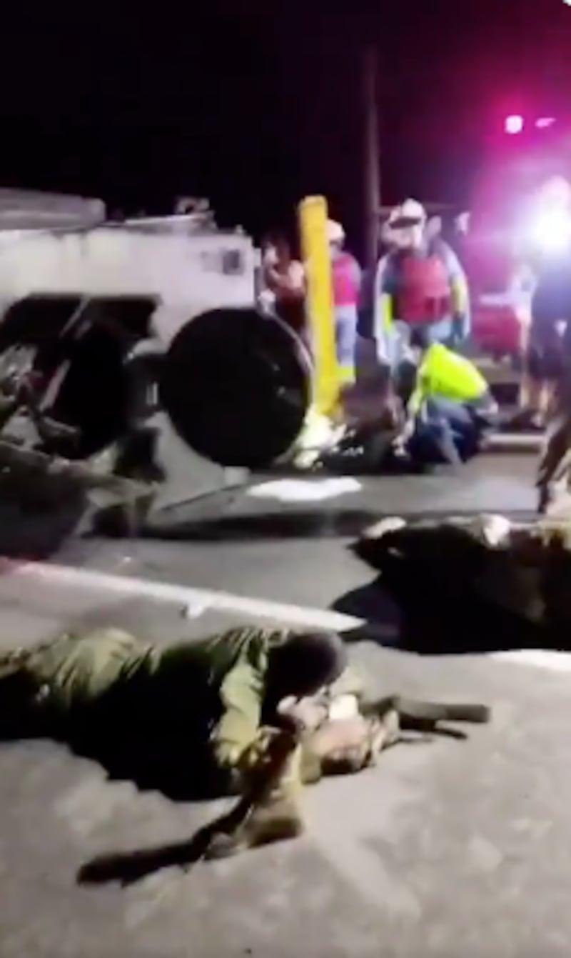 Choque entre una tanqueta militar y un tráiler en la vía a La Costa.