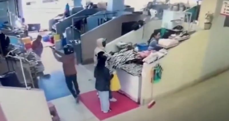 Asesinan a tiros a madre e hija en mercado mayorista de Azogues - Video de X