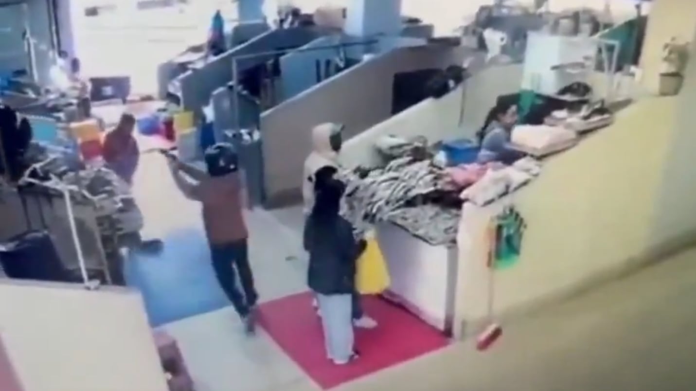 Asesinan a tiros a madre e hija en mercado mayorista de Azogues - Video de X