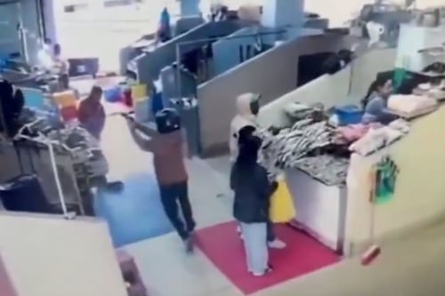 Asesinan a tiros a madre e hija en el Mercado Mayorista en Azogues