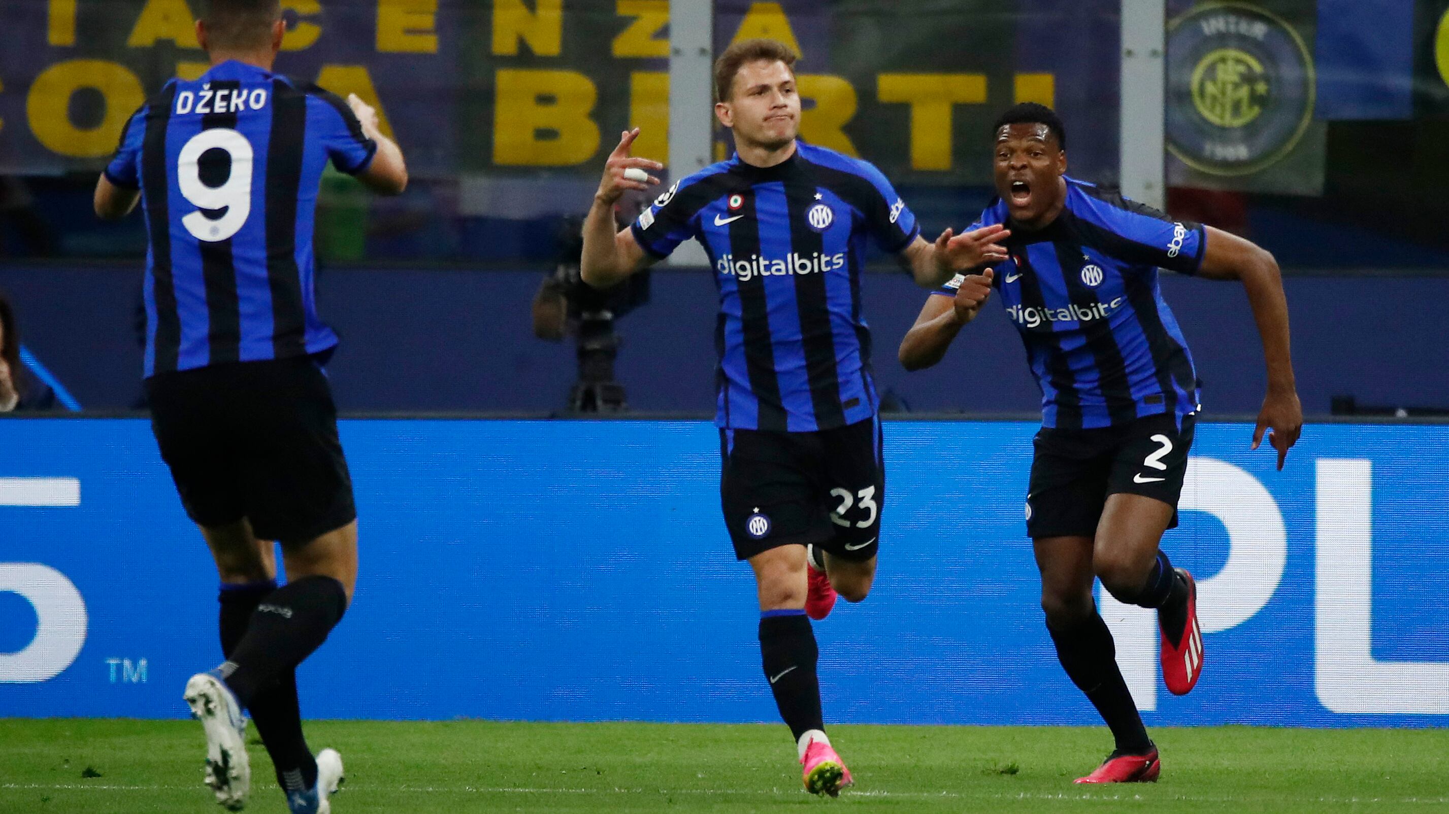 Nico Barella festeja su gol con el Inter en Champions League