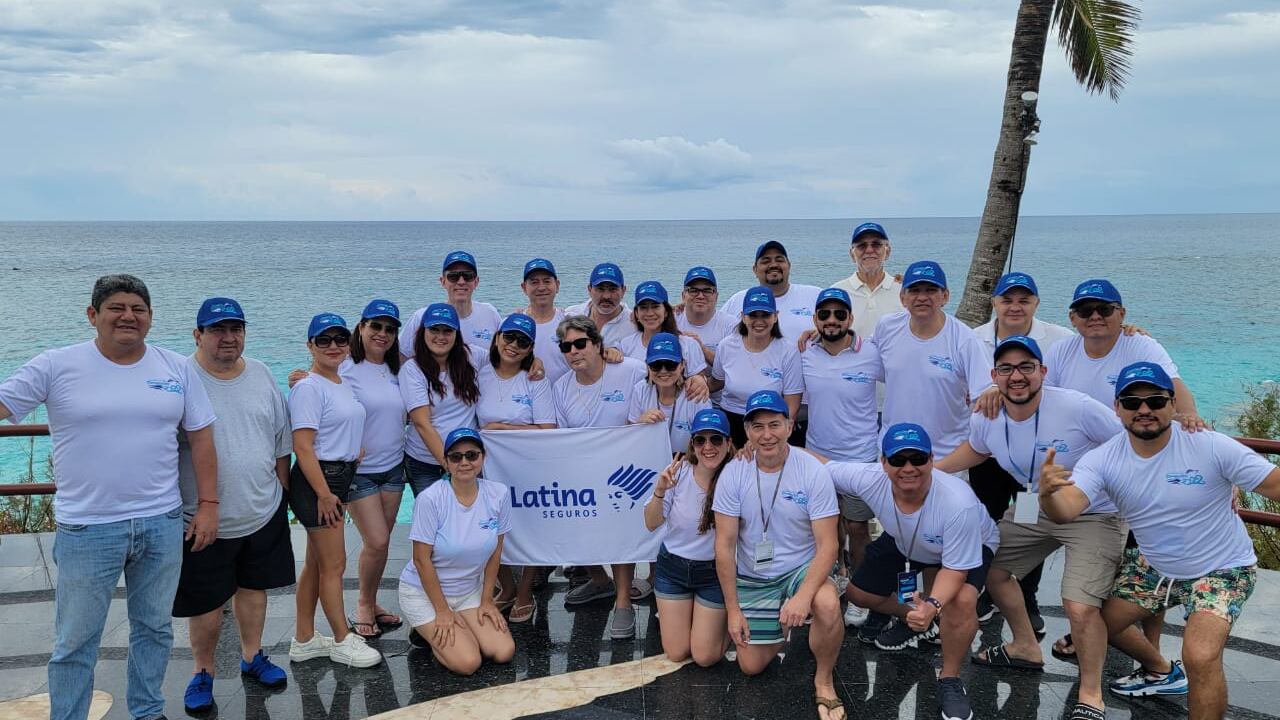 Ejecutivos de Latina Seguros junto a sus invitados, los socios comerciales.