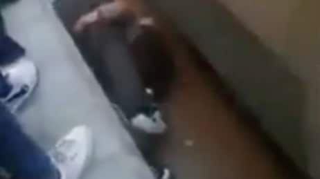 Padre se lanza a las vías para salvar a su hija en Egipto.