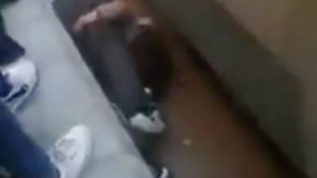 Padre se lanza a las vías para salvar a su hija en Egipto.