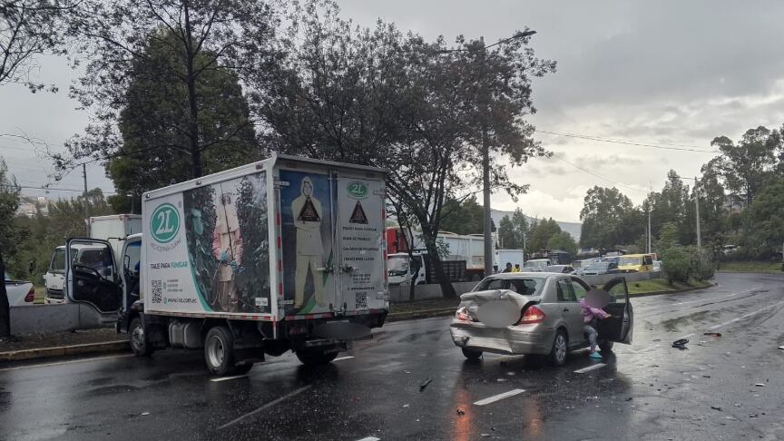 Accidente en la Av. Simón Bolívar deja una persona atrapada y un herido, en Quito