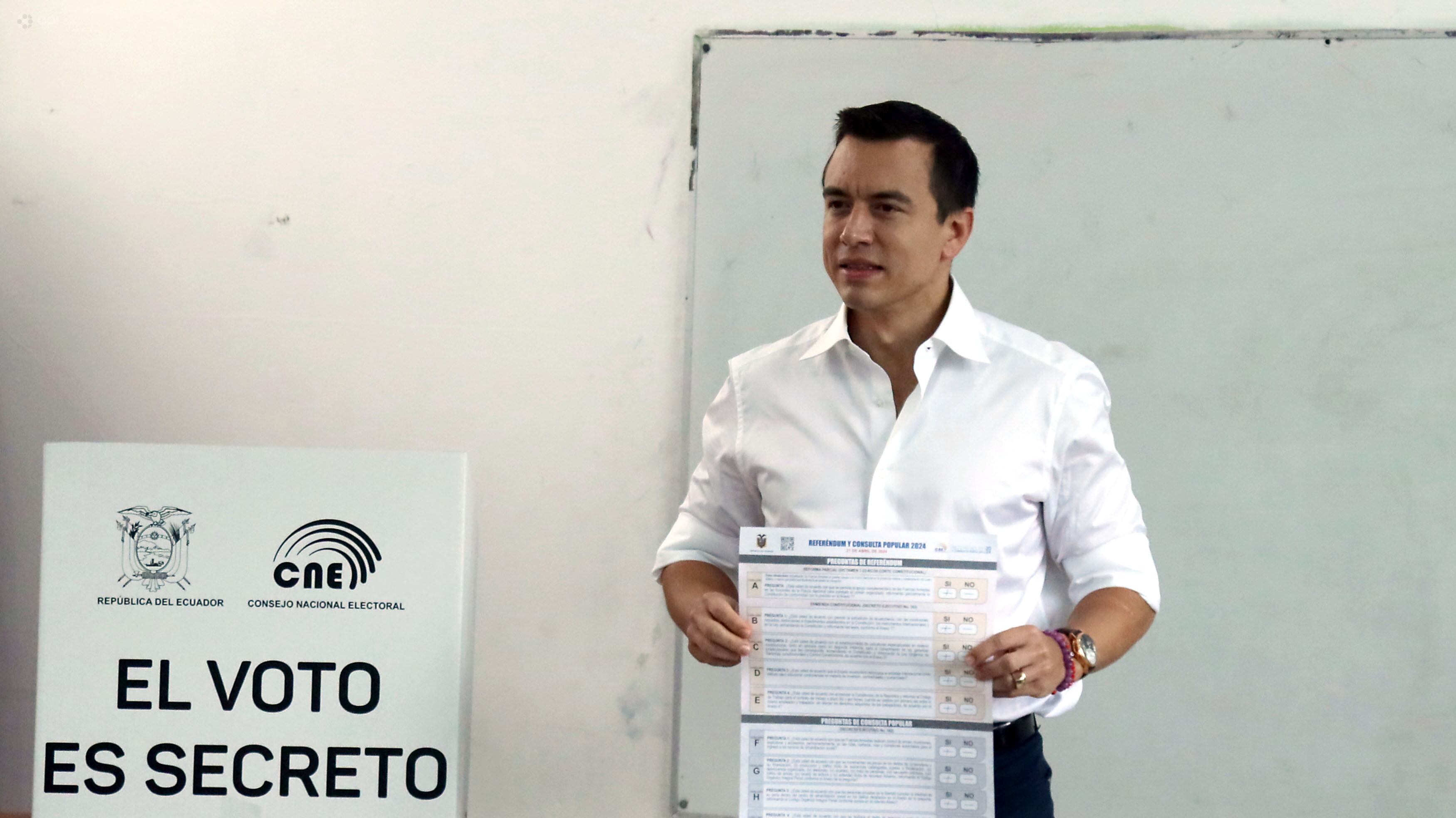 En el Colegio Dr. Antonio Moya Sanchez de la comuna Olón, provincia de Santa Elena, el presidente de la República Daniel Noboa ejerce su derecho al voto en el Referéndum y Consulta Popular