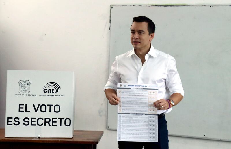 En el Colegio Dr. Antonio Moya Sanchez de la comuna Olón, provincia de Santa Elena, el presidente de la República Daniel Noboa ejerce su derecho al voto en el Referéndum y Consulta Popular