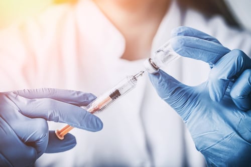 Vacuna con tecnología similar a la que usa contra covid-19, muestra resultados prometedores contra el sida