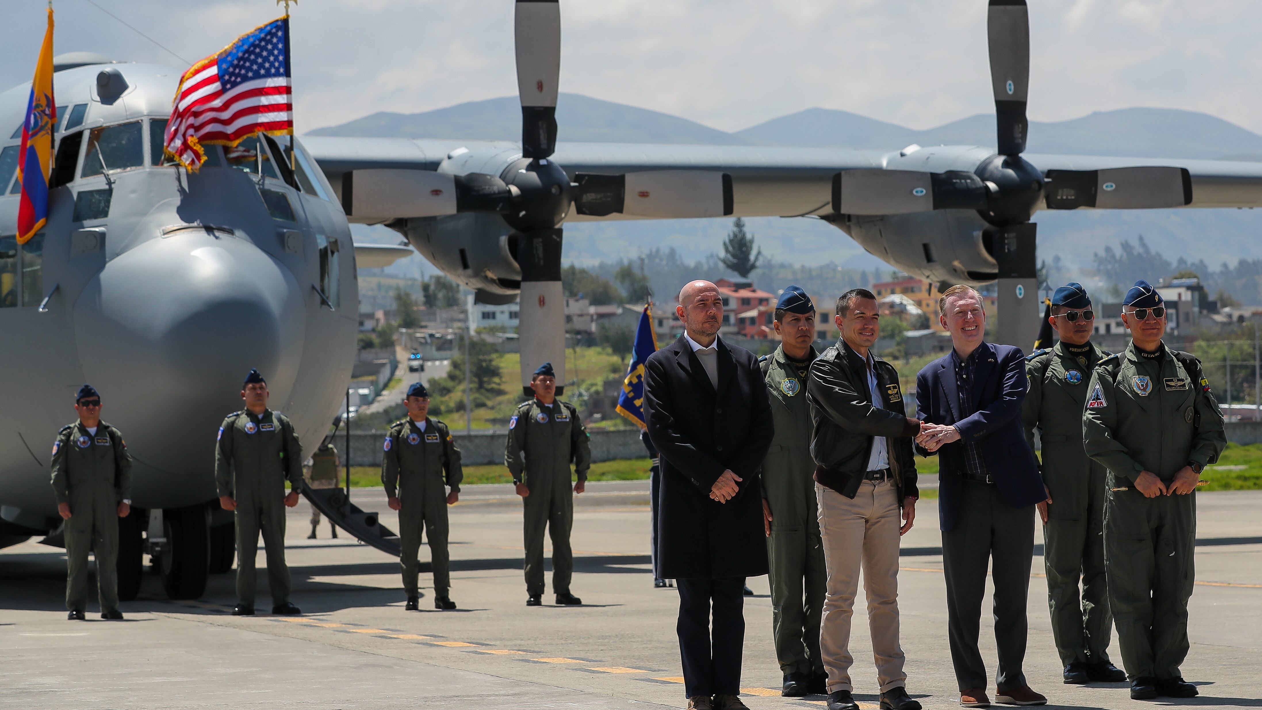 El presidente de Ecuador, Daniel Noboa acompañado por el ministro de Defensa ecuatoriano, Giancarlo Loffredo Rendón (i), estrecha manos con el embajador de Estados Unidos en Ecuador, Michael J. Fitzpatrick (3d), durante la ceremonia de recepción de un avión Hércules C-130 donado por Estados Unidos y recibido este lunes por las Fuerzas Armadas de Ecuador para el combate a las bandas del crimen organizado y operaciones en casos de emergencia meteorológica, en el aeropuerto de la ciudad de Latacunga, Provincia de Cotopaxi (Ecuador). EFE/ José Jácome