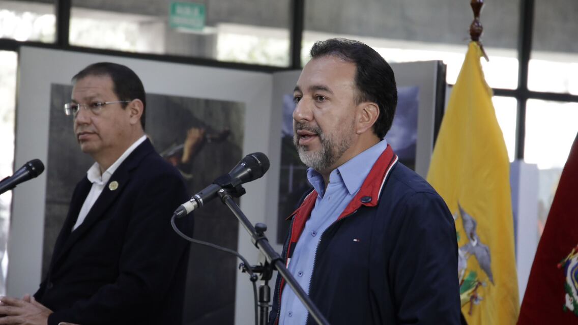 Transición de Alcaldía de Quito: Alcalde Santiago Guarderas (i) y alcalde electo, Pabel Muñoz