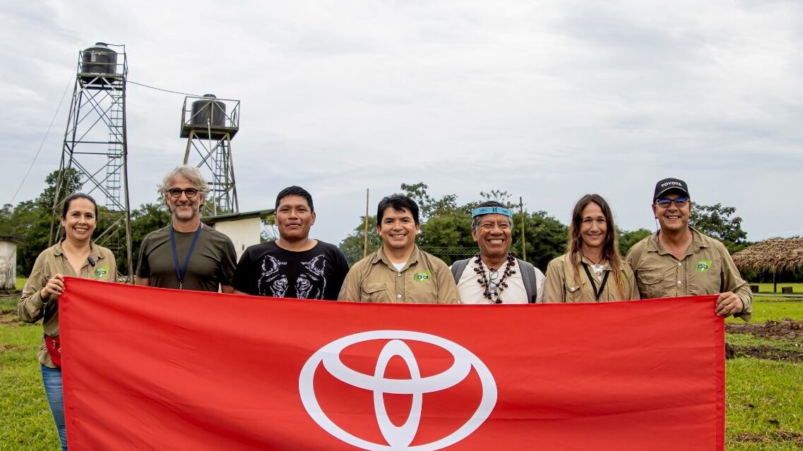 De izquierda a derecha constan: Luz Marina Palacios, Coordinadora de Mercadeo de Toyota del Ecuador; Manuel Pallares, Presidente Ejecutivo de la Fundación Raíz Ecuador; Jhovanny Andi, Presidente de la Comunidad Pucapeña; Denny Gallo, Gerente de Tecnología de Toyota del Ecuador; Colón Piaguaje, representante de la comunidad Siekoya Remolino; Cristina Latorre, Directora de la Fundación Raíz Ecuador y Juan Fernando Serrano, Director de Desarrollo de Proyectos de la Fundación Raíz.