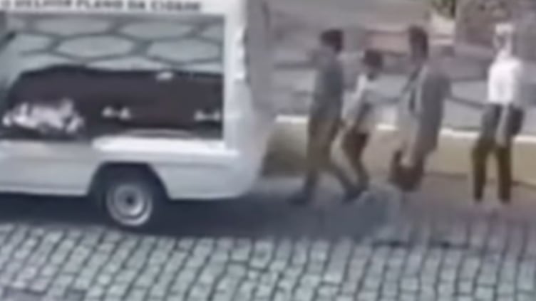 Brasil: Disparan contra modelo de OnlyFans mientras asistía al funeral de su madre