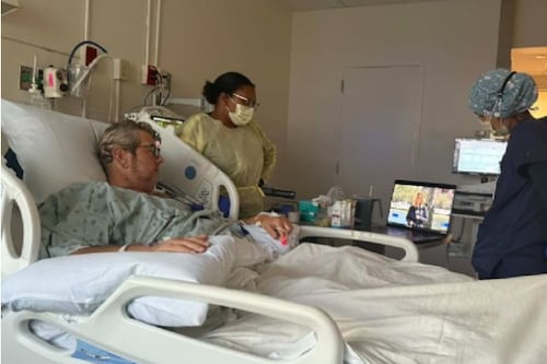 Hombre pierde el tobillo tras infectarse con una bacteria come carne al nadar con cerdos