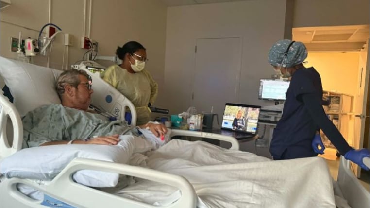 Hombre pierde el tobillo tras infectarse con una bacteria come carne al nadar con cerdos