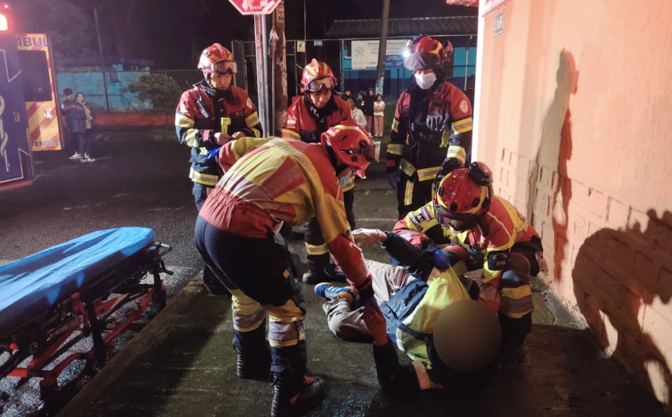 Hombre de 28 años resulta gravemente herido por disparos en Quito