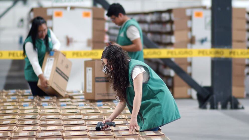 Material electoral para la Consulta Popular y Referéndum 2025 bajo resguardo militar.