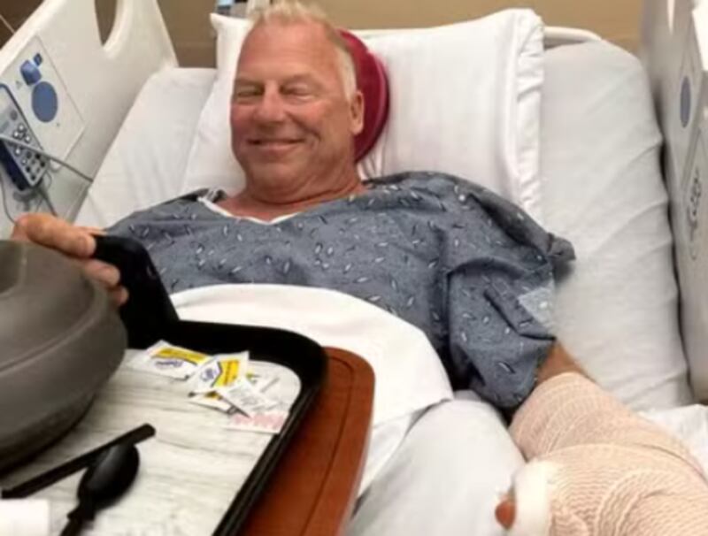 El pescador Eddie Jarmakowicz muestra las heridas tras ser atacado por un tiburón de 1,8 metros en Bahamas y recibir atención médica en Florida.