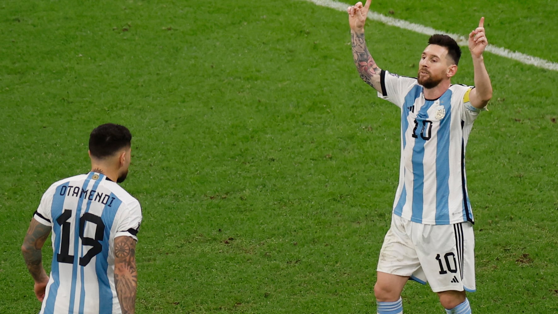 Lionel Messi  celebra un gol hoy, en un partido de los cuartos de final del Mundial de Fútbol Qatar 2022