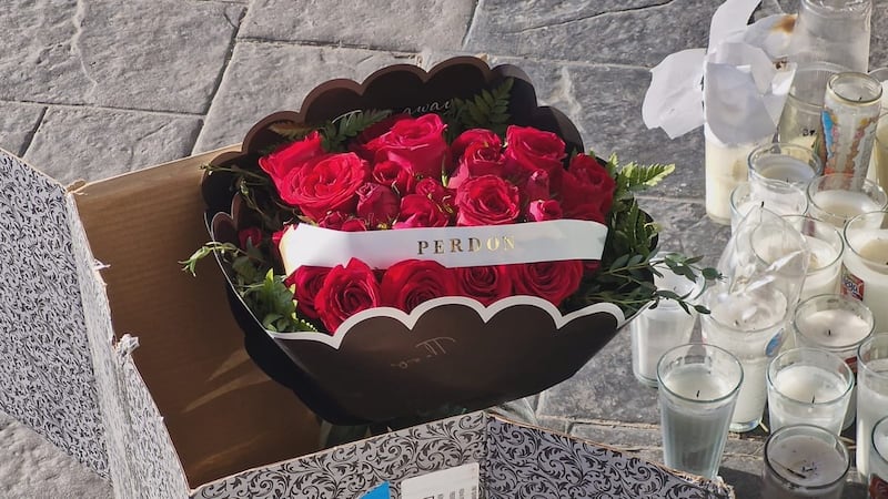 Misterioso ramo de rosas con el mensaje "Perdón" fue encontrado en el salón de belleza de Valeria Márquez, la tiktoker asesinada en México.