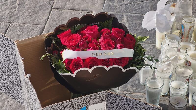Misterioso ramo de rosas con el mensaje "Perdón" fue encontrado en el salón de belleza de Valeria Márquez, la tiktoker asesinada en México.
