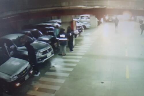 VIDEO: así fue como delincuentes se robaron vehículos del interior de un parqueadero de un mercado del norte de Quito
