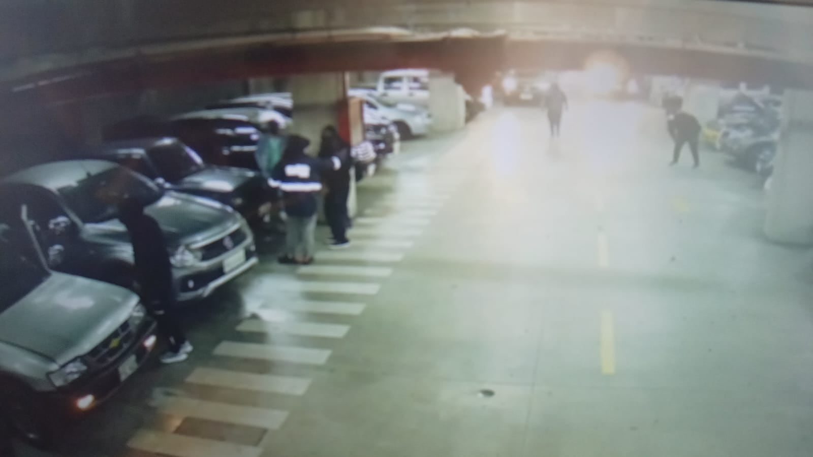 VIDEO: así fue como delincuentes se robaron vehículos del interior de un parqueadero de un mercado del norte de Quito.
