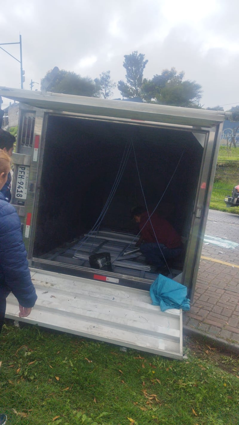 VIDEO: camión se estrella contra un poste de luz en el sur de Quito