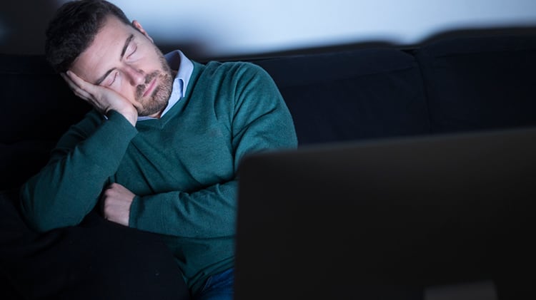 No se debe dormir con el televisor encendido
