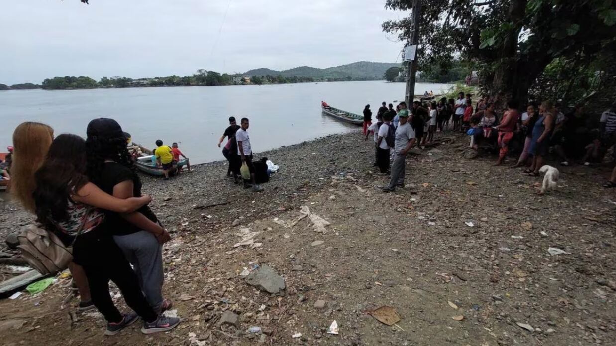 Fiscalía abre investigación por el hundimiento de una canoa en el río Daule