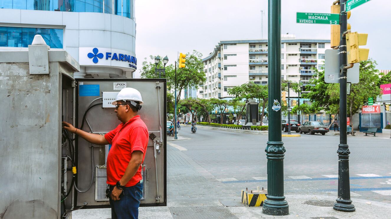 El sistema semafórico es revisado de manera remota o en directo para su reparación inmediata.