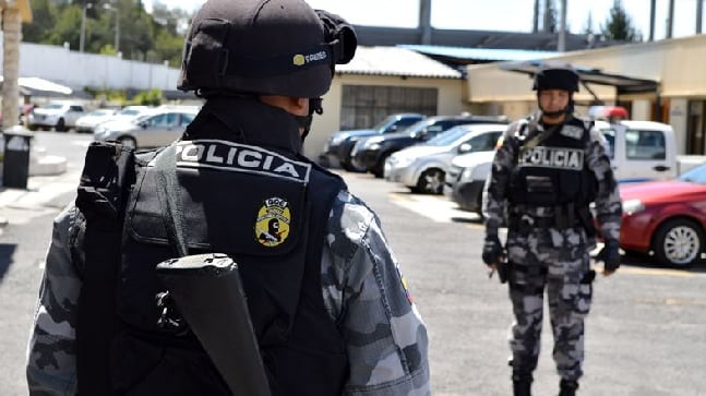 Seis policías son investigados por presunta agresión a una familia afuera de centro comercial en Quito