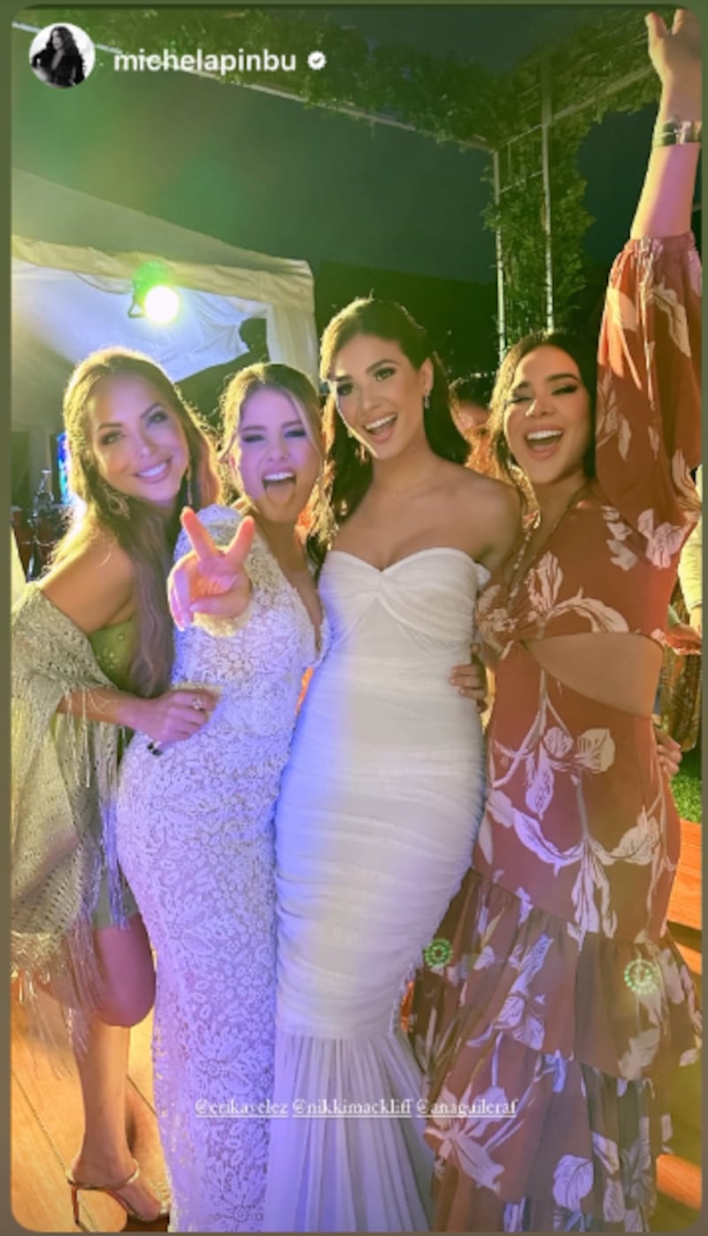 Las fotos inéditas de la boda de la MasterChef Nikki Mackliff con su novia en la playa