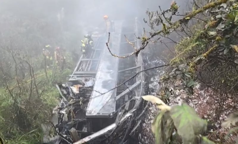 Bus interprovincial cayó a un abismo y se incendió en la vía Cuenca–Molleturo.