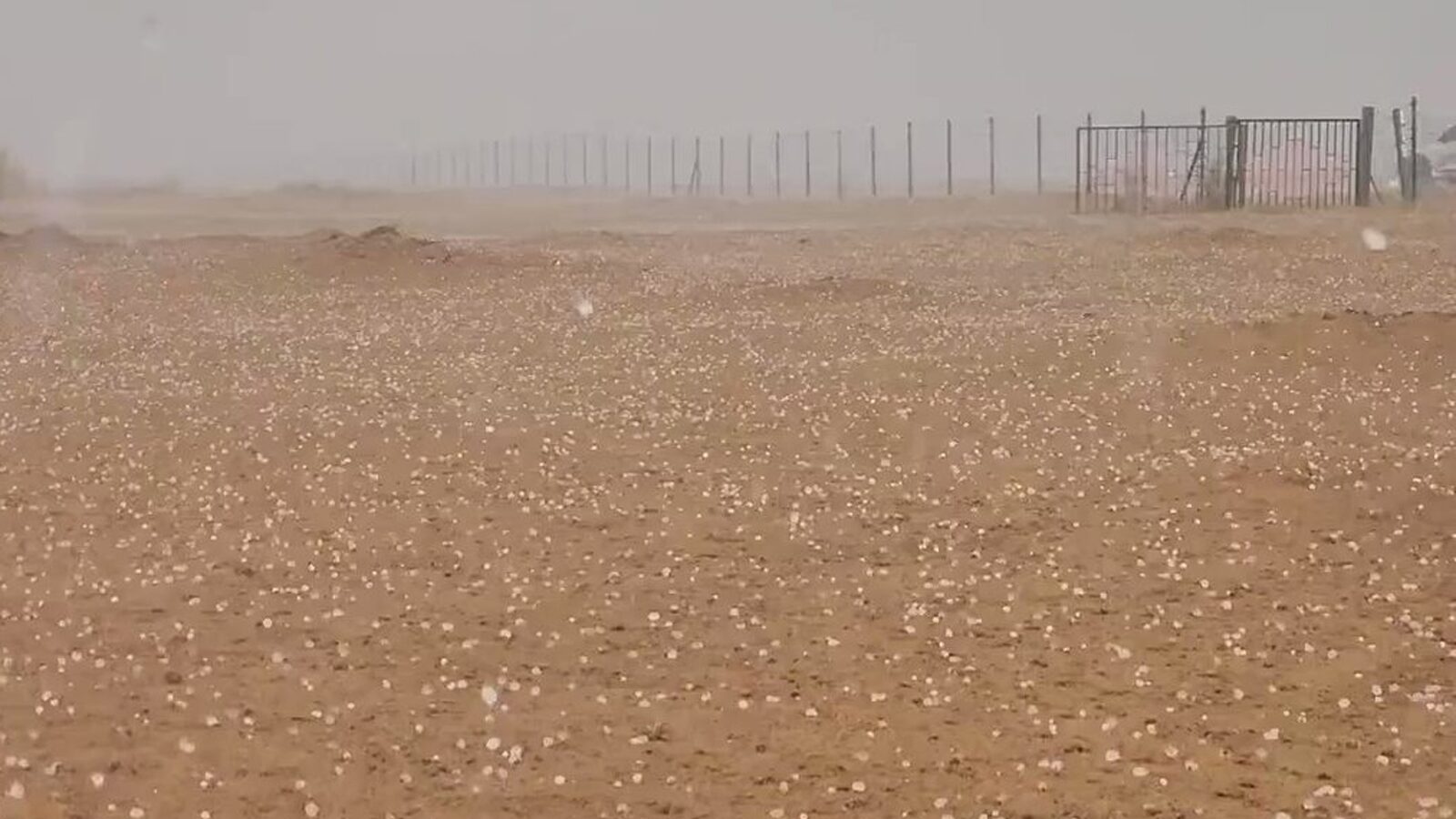 Cambio climático sigue causando estragos: Cae granizo en desierto en Dubái