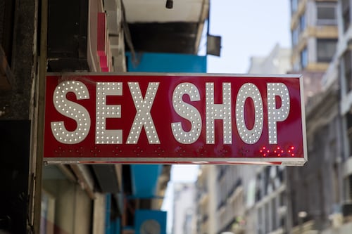 Hombre de 83 años muere dentro de un sex shop, esto es lo que le pasó