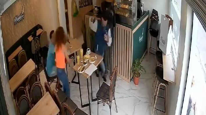 VIDEO: ladrón arrancha y se roba celular al interior una cafetería en el norte de Quito