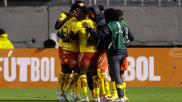 Aucas festeja su primer triunfo en la Copa Libertadores ante el Flamengo