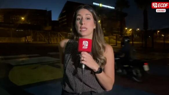 Gabriela Alcívar a las afueras del Estadio Monumental