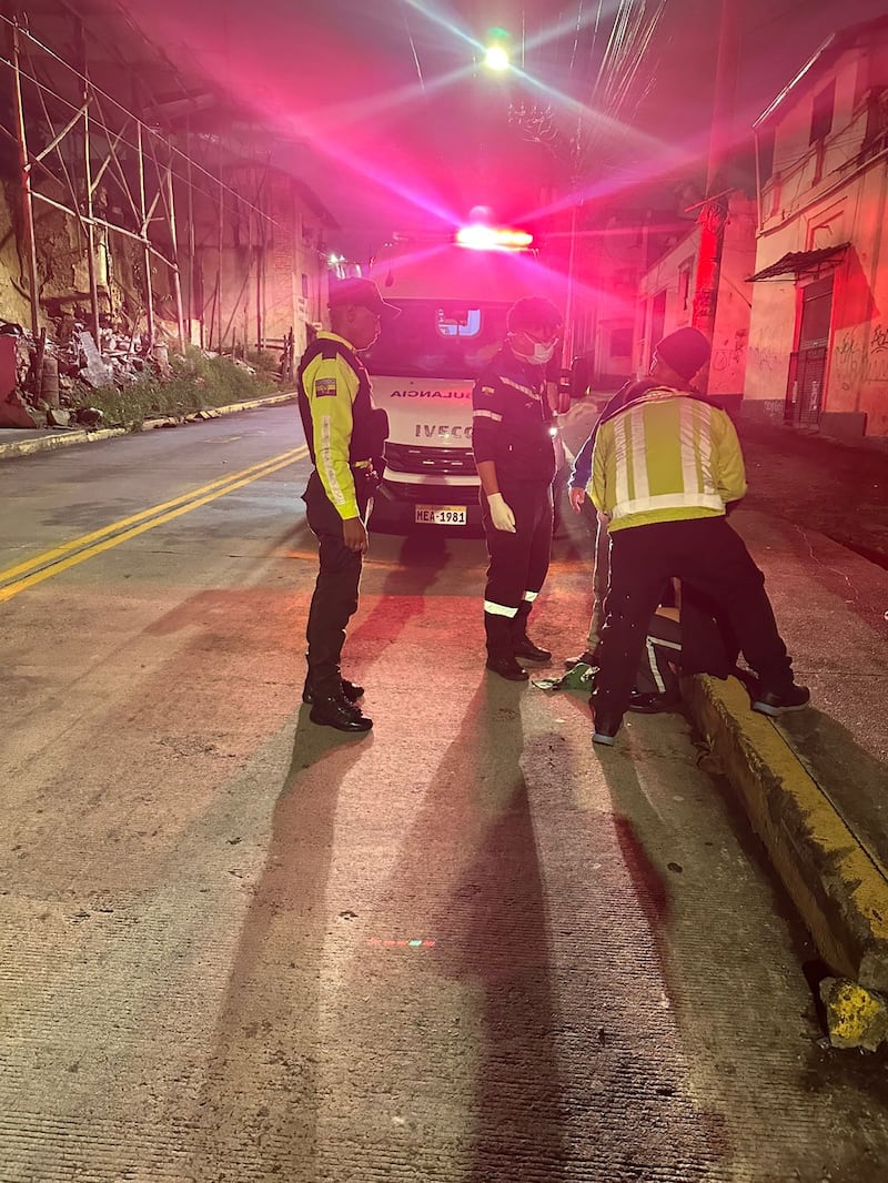 Riña callejera en el sur de Quito deja un herido y cuatro detenidos, entre ellos un presunto miembro de “Los Lobos”