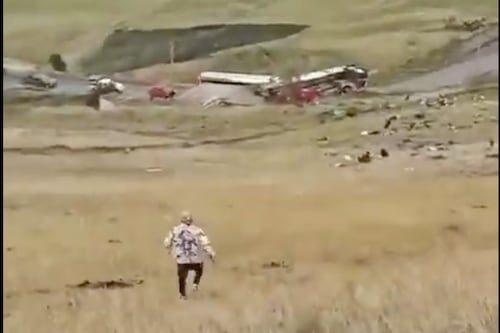 Bus cayó a un abismo en la vía Guaranda–Ambato; no se confirma el número de heridos o fallecidos