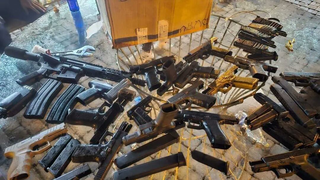 Armas encontradas en la fiesta donde asistió Jacobo Bucaram