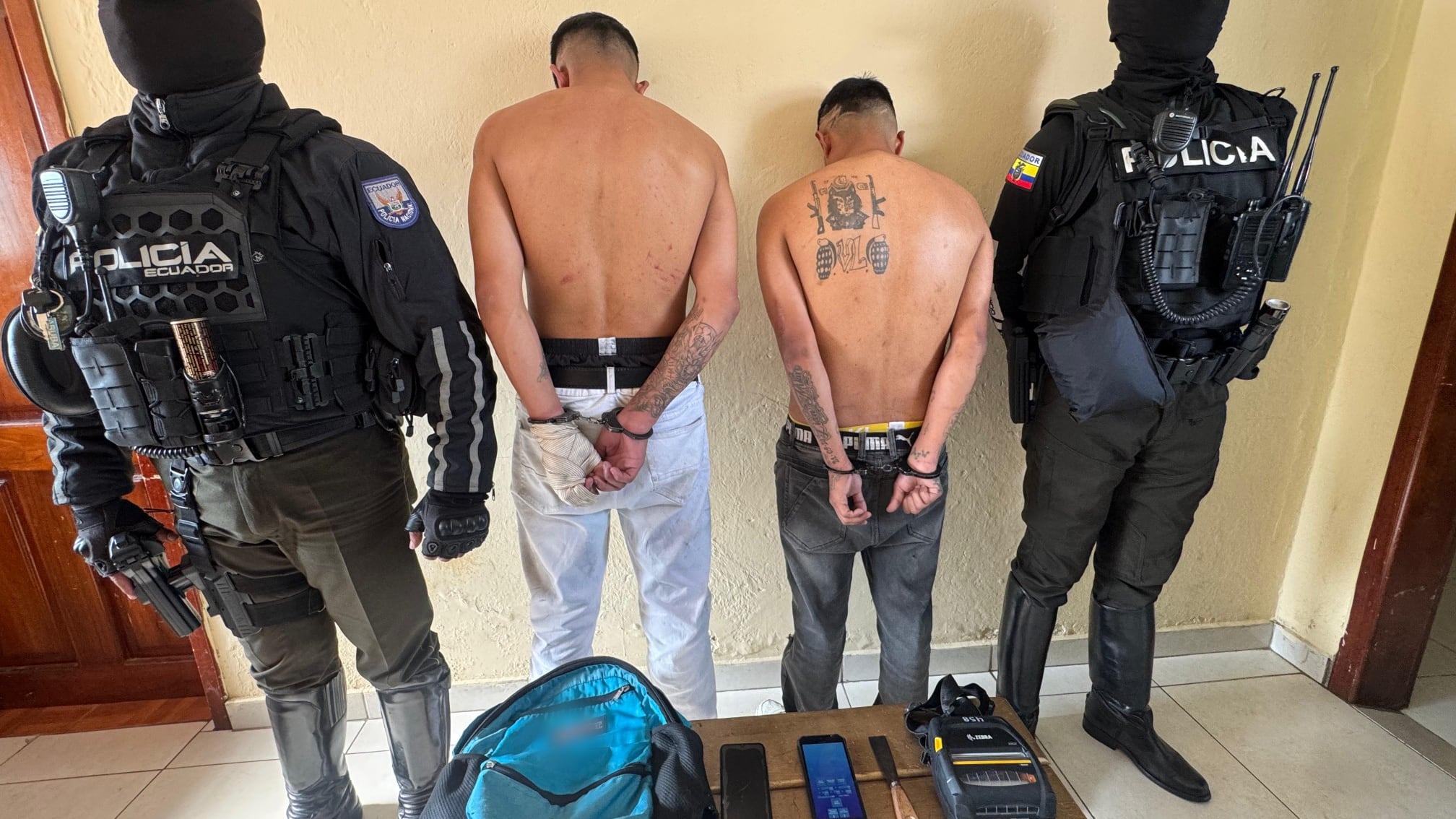 Pensaron que se iban a salir con la suya tras robarle sus cosas a un hombre en Quito, pero fueron aprehendidos por la Policía