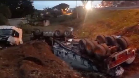 Choque entre tráiler y bus escolar deja tres heridos en la vía Daule - Fuente: Foto de la web