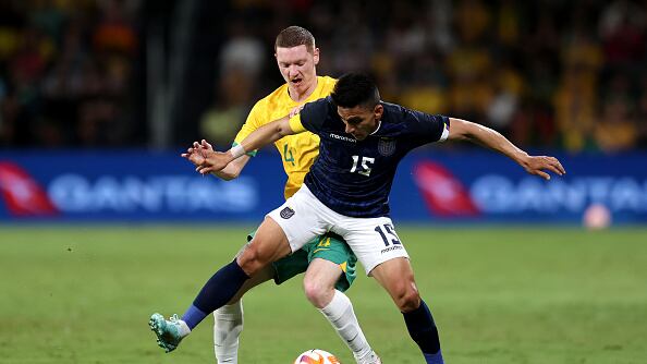 Ángel Mena disputa el esférico ante Kye Rowles en el Australia vs. Ecuador