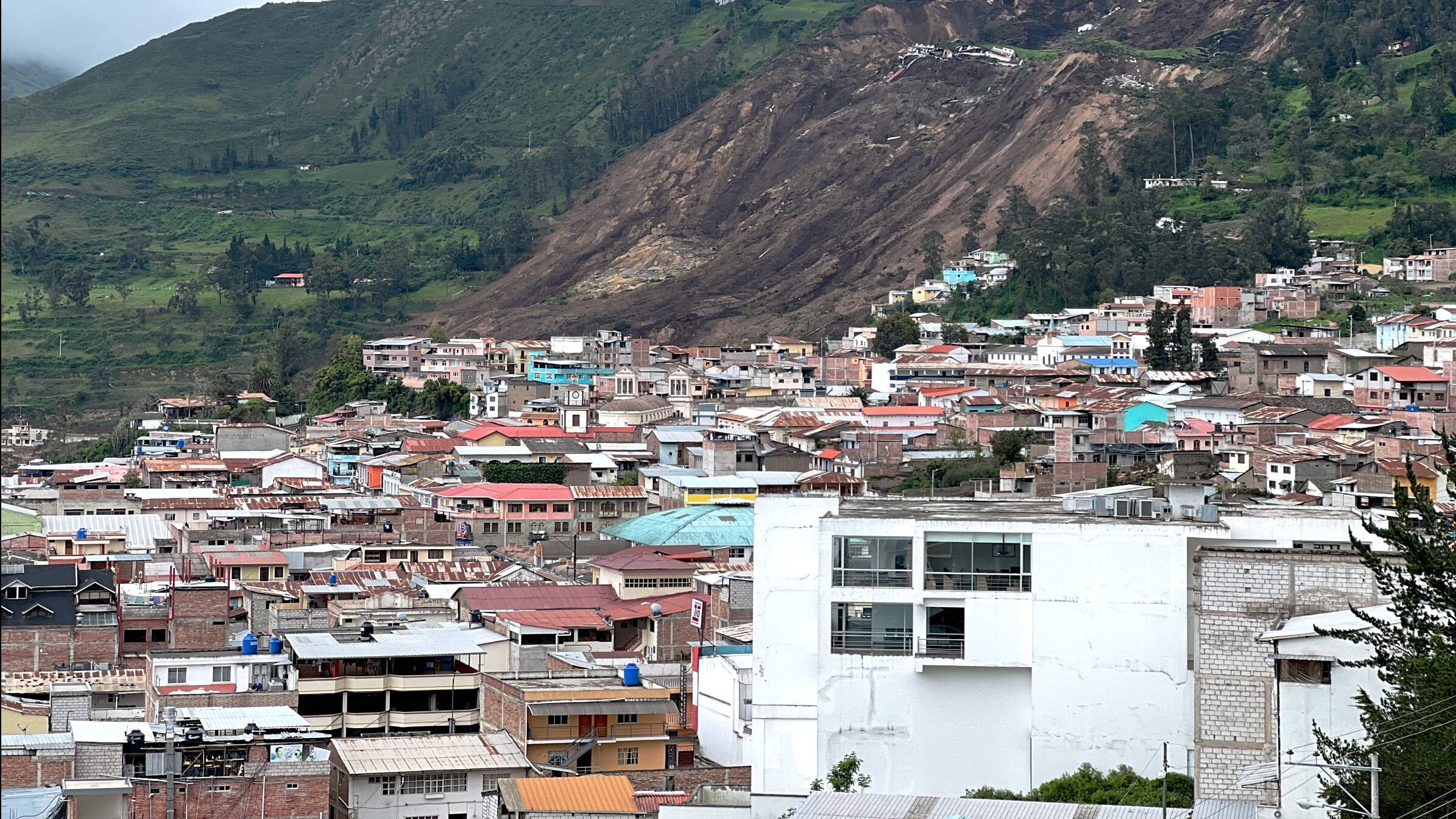 En Alausí, provincia del Chimborazo, un deslizamiento de tierra, deja varias casas sepultadas