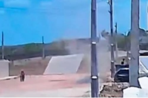 Motociclista muere decapitado por una lámina metálica levantada por un torbellino en Brasil